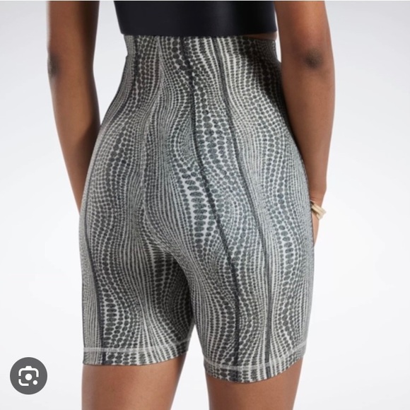 CARDI B Bike workout shorts, high waist with elastic grip waistband NWT size L - Picture 14 of 16